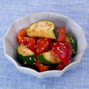 「ズッキーニとパプリカのピリ辛和え」のレシピ動画