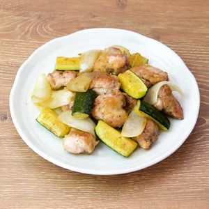 「鶏肉とズッキーニの柚子胡椒炒め」のレシピ動画