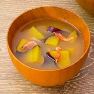 「さつまいもと桜えびの味噌汁」のレシピ動画