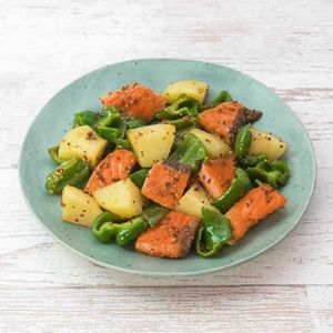 「鮭とじゃがいもの粒マスタード炒め」のレシピ動画