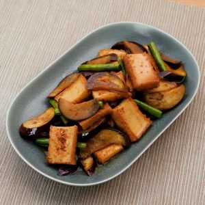 「厚揚げとなすのピリ辛中華炒め煮」のレシピ動画