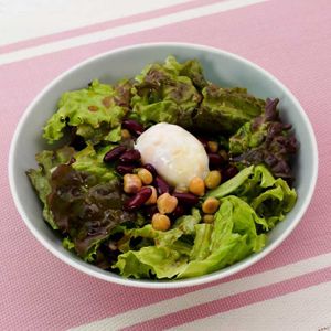 「サニーレタスと温泉卵のサラダ」のレシピ動画