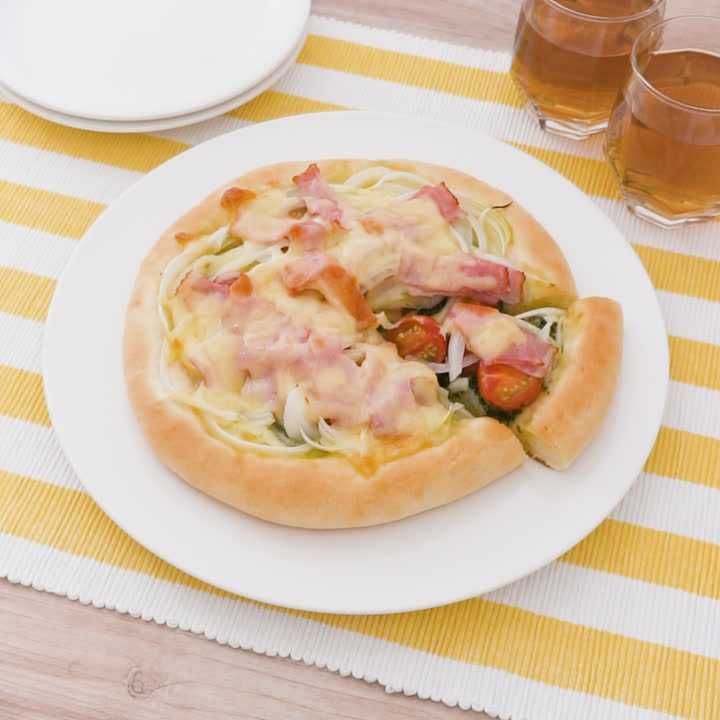 バジルソースのピザ