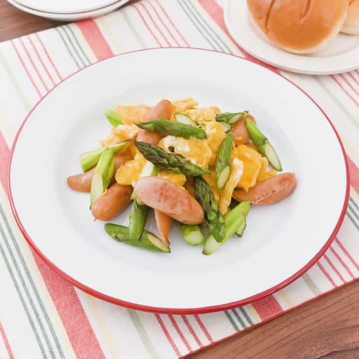 アスパラとソーセージの卵炒め