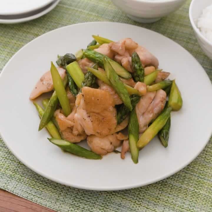 ごはんにぴったり 鶏肉とアスパラのオイスター炒めのレシピ動画 作り方 Delish Kitchen