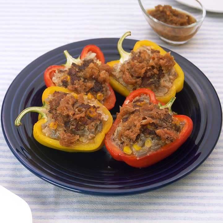 パプリカの肉詰め梅だれがけ