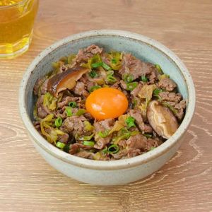 「牛すき煮丼」のレシピ動画