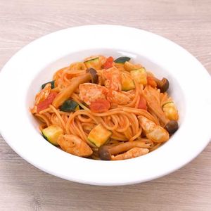 「夏野菜とささみのワンパントマトパスタ」のレシピ動画
