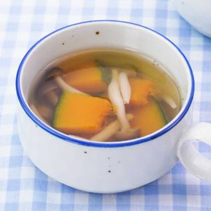 「かぼちゃとしめじのコンソメスープ」のレシピ動画