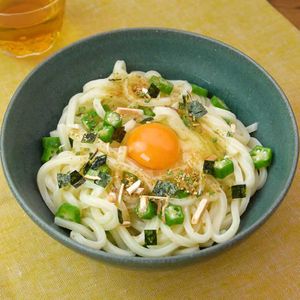 「お吸い物の素で作る釜玉うどん」のレシピ動画