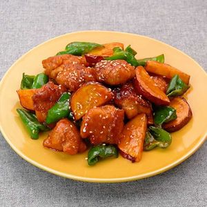 「鶏肉とさつまいものヤンニョムチキン風」のレシピ動画