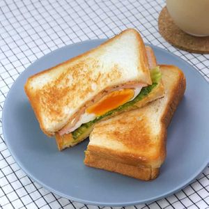 「目玉焼きとハムのチーズサンド」のレシピ動画