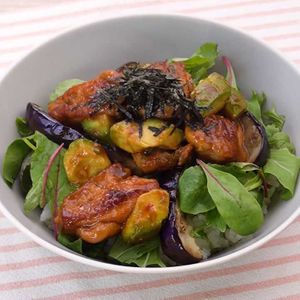 「鶏肉とアボカドのサラダ丼」のレシピ動画