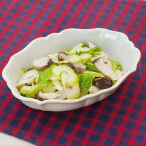 「セロリとエリンギのハーブソルトマリネ」のレシピ動画