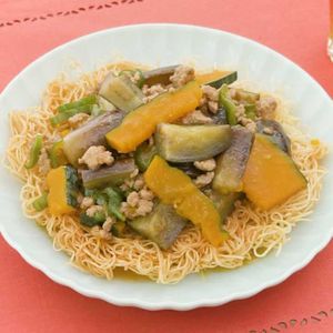 「揚げそうめんの夏野菜そぼろあんかけ」のレシピ動画