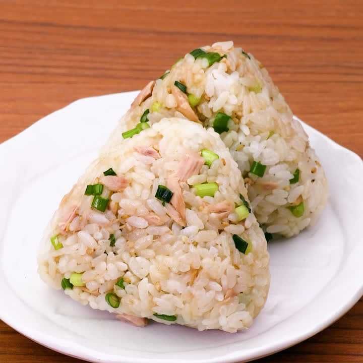 パクッとつまめる！ ツナとねぎのおにぎりのレシピ動画・作り方 | デ