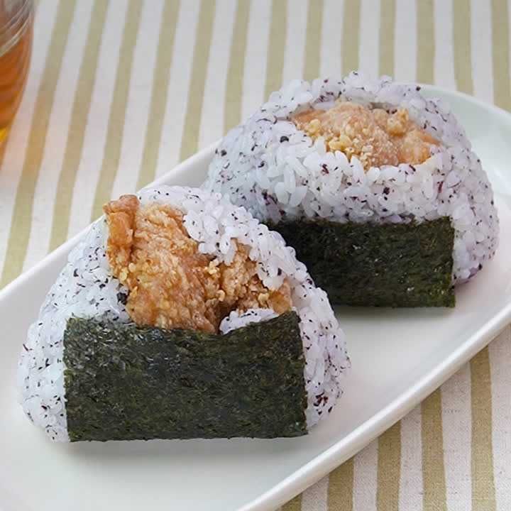 赤しそごはんの唐揚げおにぎり
