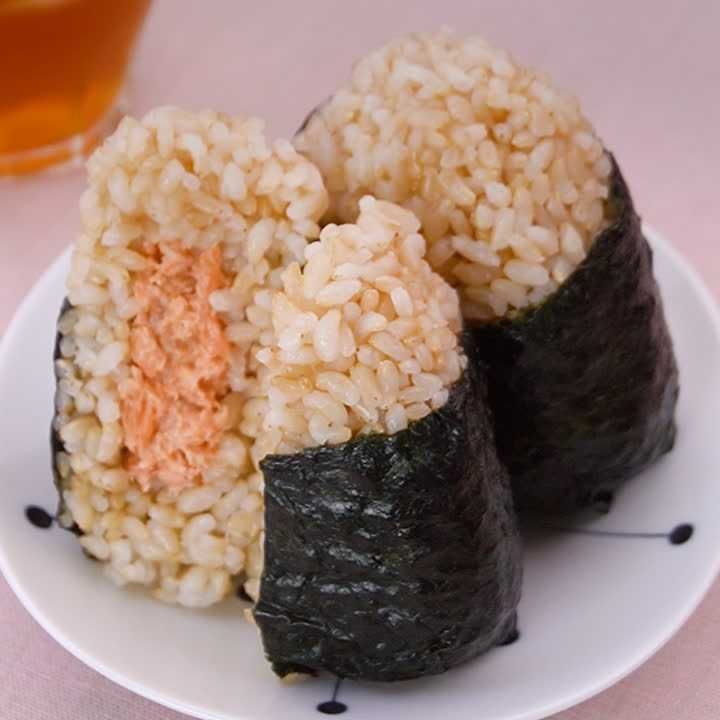 鮭フレークの玄米マヨおにぎり