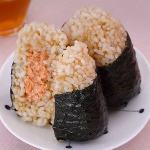 鮭フレークの玄米マヨおにぎり