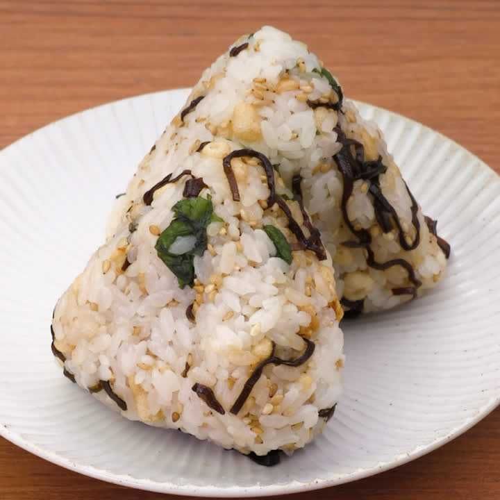 塩昆布と大葉のたぬきおにぎり