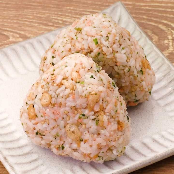 くせになる 鮭と青のりのたぬきおにぎりのレシピ動画 作り方 Delish Kitchen くせになる 鮭と青のりのたぬきおにぎりのレシピ動画 作り方 Delish Kitchen