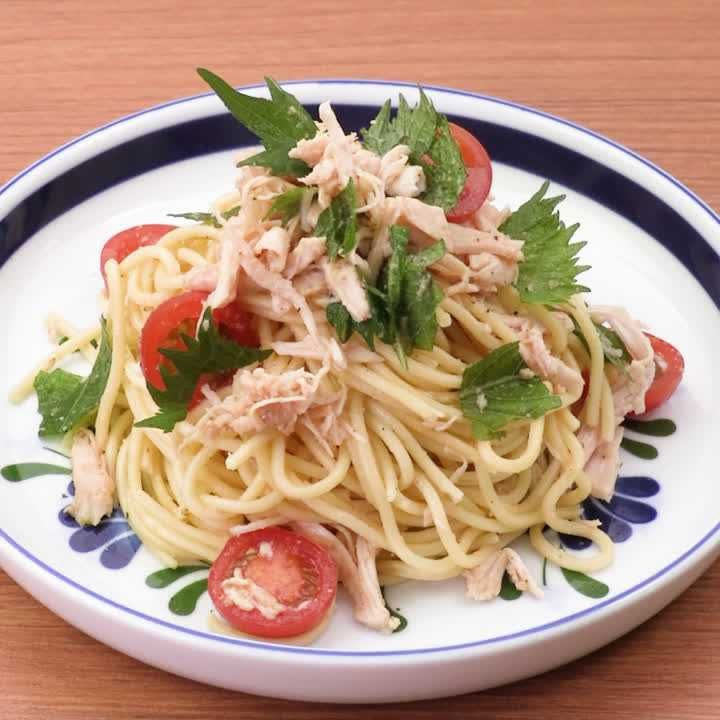 大葉とチキンのごまドレ冷製パスタ