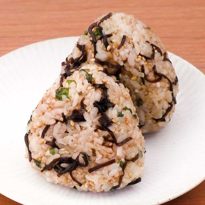夜食にもおすすめ 塩昆布と大葉のおかかおにぎりのレシピ動画 作り方 Delish Kitchen