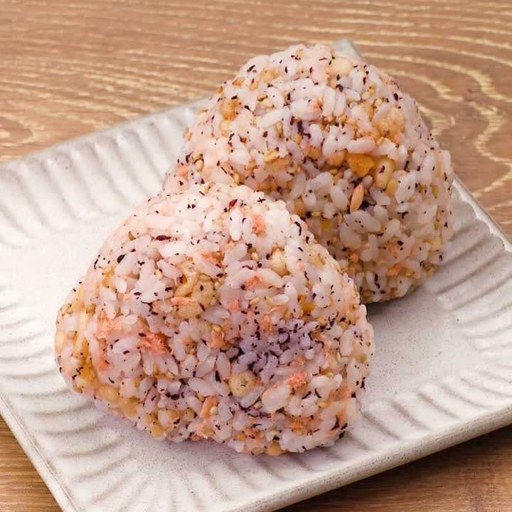 鮭とゆかりのたぬきおにぎり