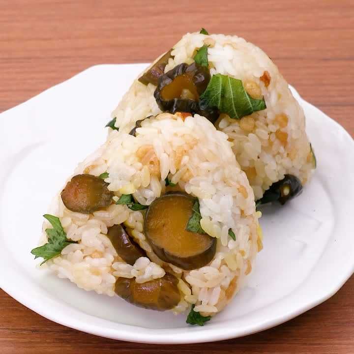 揚げ玉がおいしさの秘訣 きゅうりの漬物のたぬきおにぎりのレシピ動画 作り方 Delish Kitchen