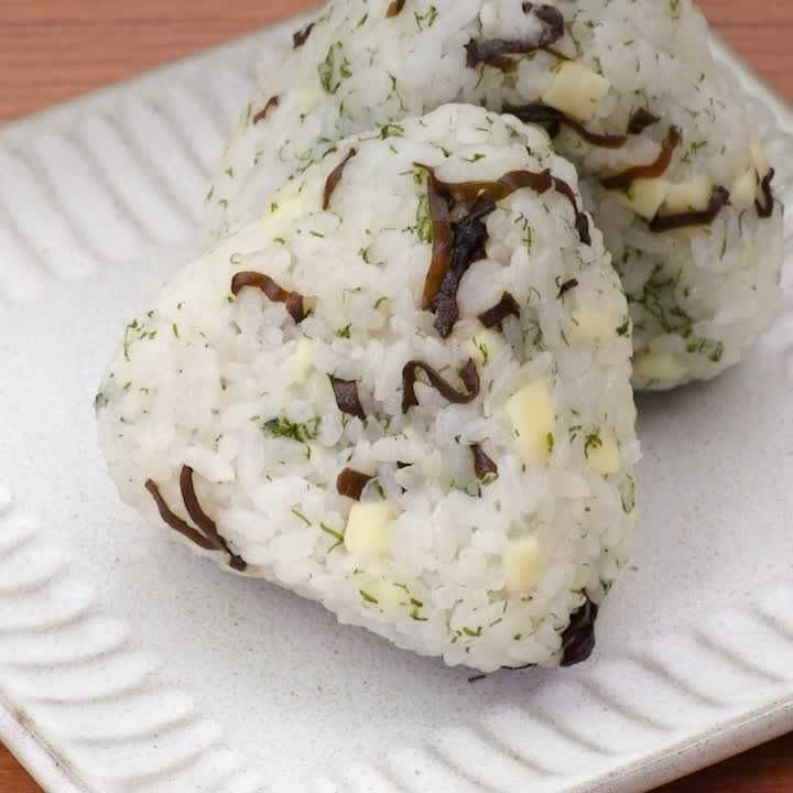 塩昆布とチーズの青のりおにぎり