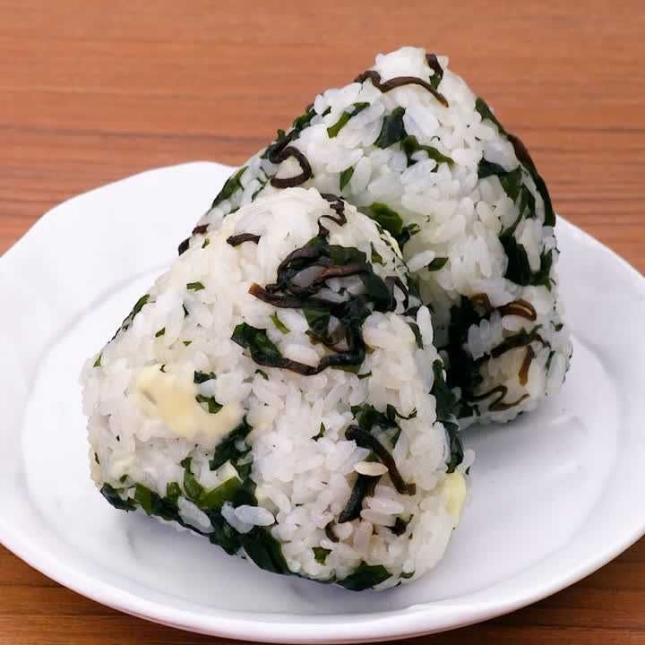 塩昆布とチーズのわかめおにぎり