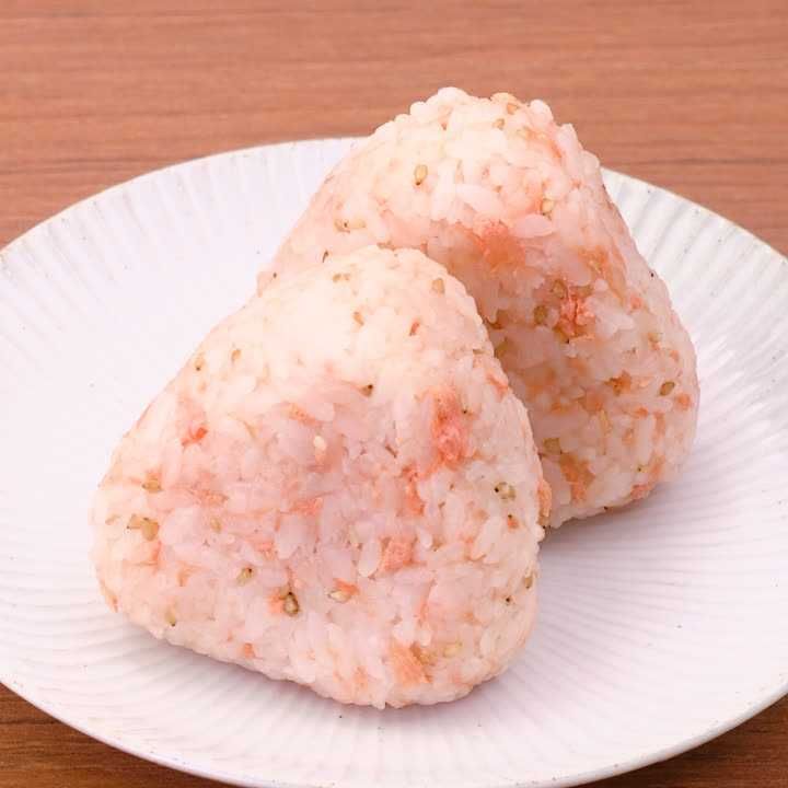 朝ごはんにぴったり！ 鮭と白ごまのおにぎりのレシピ動画・作り方 | デ