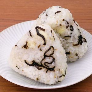 塩昆布とチーズのごまおにぎり