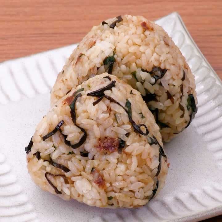 かつお節がおいしさの秘訣 塩昆布と大葉のごま油おにぎりのレシピ動画 作り方 Delish Kitchen