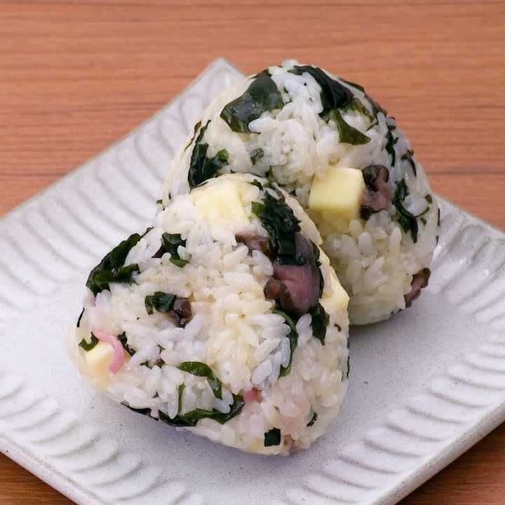 しば漬けとわかめのチーズおにぎり