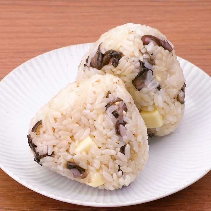 しば漬けのチーズごまおにぎり