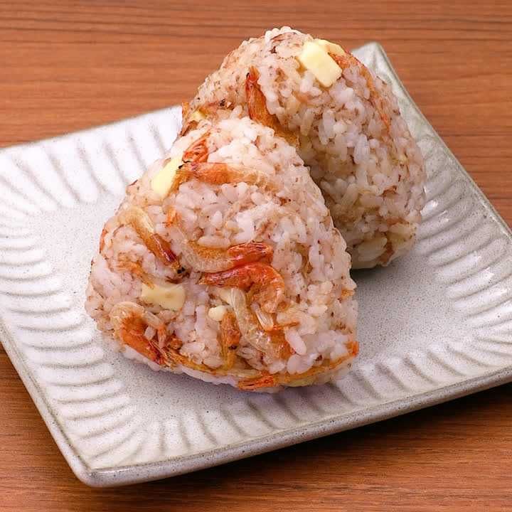 桜えびとチーズのおかかおにぎり