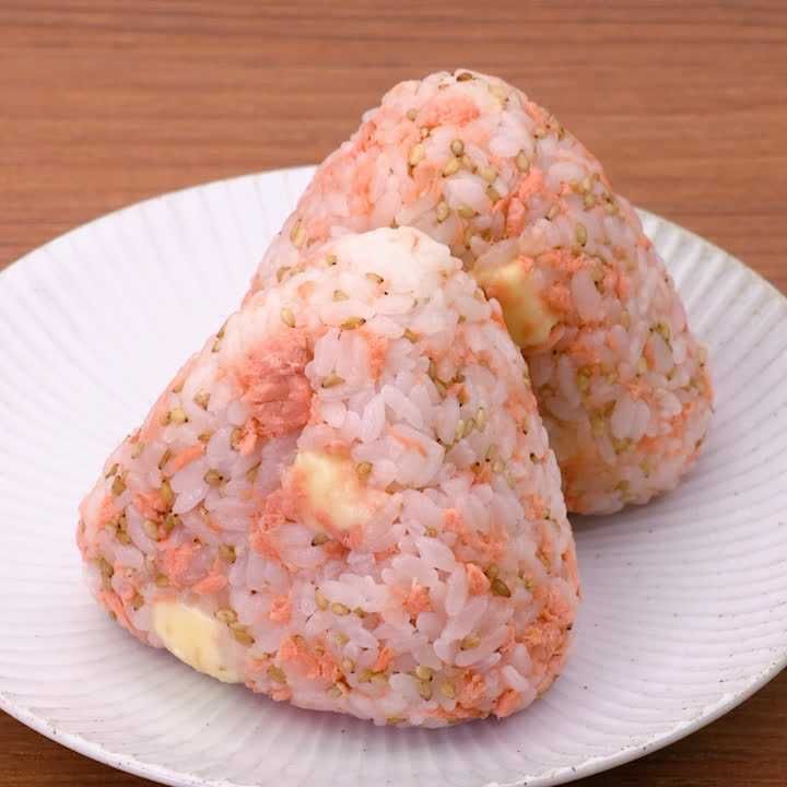 鮭とチーズの白ごまおにぎり