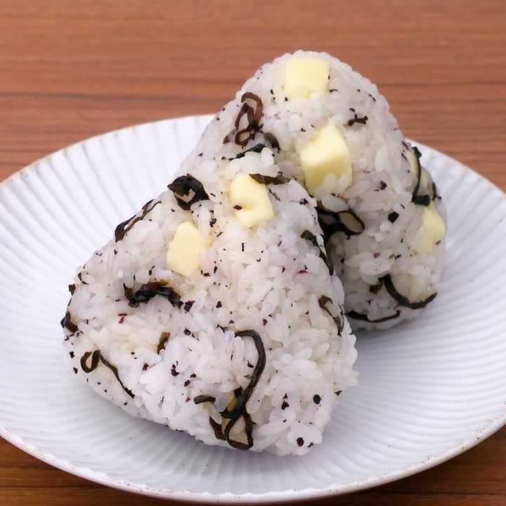 塩昆布とチーズのゆかりおにぎり
