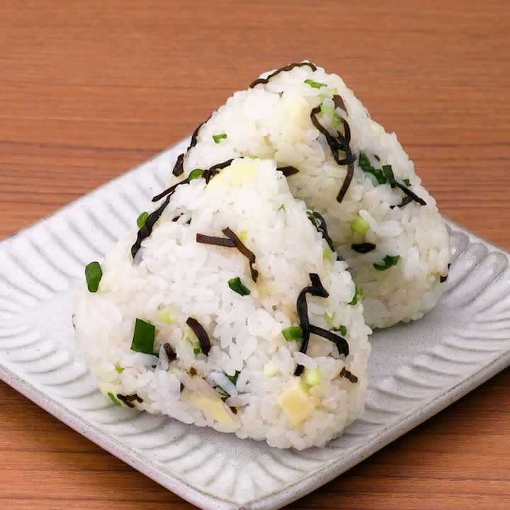 塩昆布とねぎのチーズおにぎり