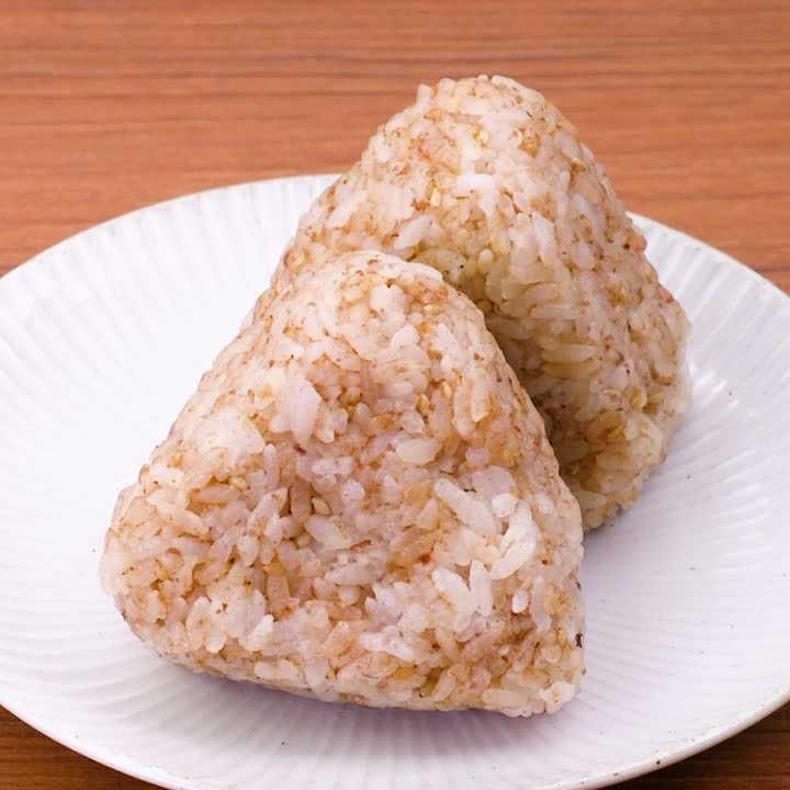 おかかおにぎり 簡単アレンジ！ ごまおかかおにぎりのレシピ動画・作り方 | デリッシュ