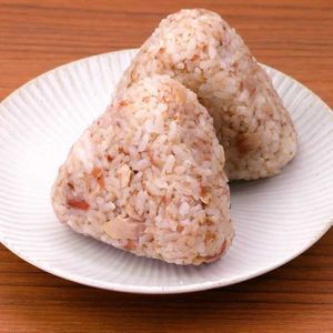 梅とツナのおかかおにぎり
