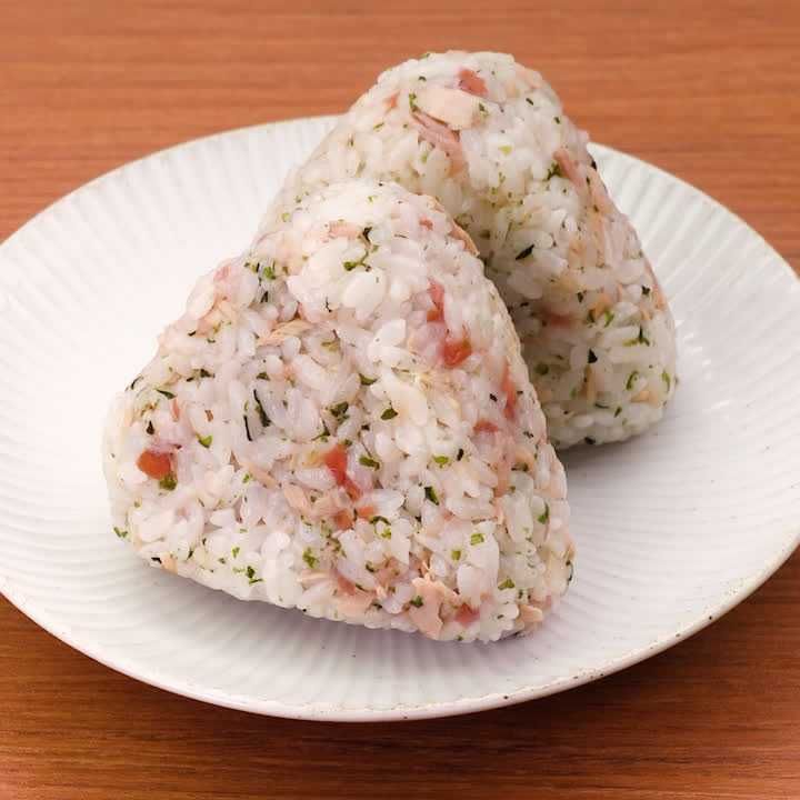 納得の組み合わせ 梅とツナの青のりおにぎりのレシピ動画 作り方 Delish Kitchen 納得の組み合わせ 梅とツナの青のりおにぎりのレシピ動画 作り方 Delish Kitchen