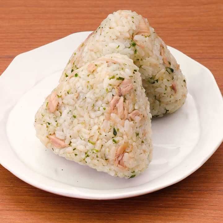 朝ごはんにぴったり 和風ツナと青のりのおにぎりのレシピ動画 作り方 Delish Kitchen