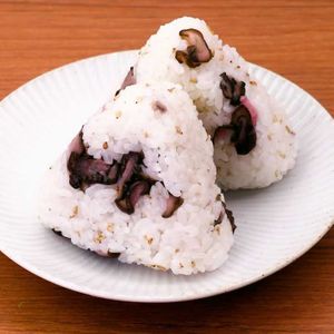 「しば漬けのごまおにぎり」のレシピ動画