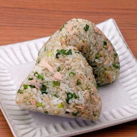 朝ごはんにぴったり ツナとねぎの青のりおにぎりのレシピ動画 作り方 Delish Kitchen