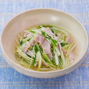 「ベーコンと水菜のレンジ蒸し」のレシピ動画