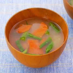 「いんげんとにんじんの味噌汁」のレシピ動画