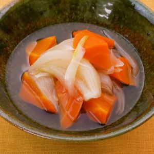 「玉ねぎとにんじんの白だし煮」のレシピ動画