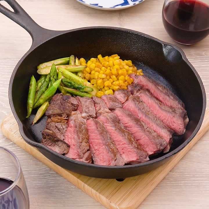 スキレットで焼くステーキ